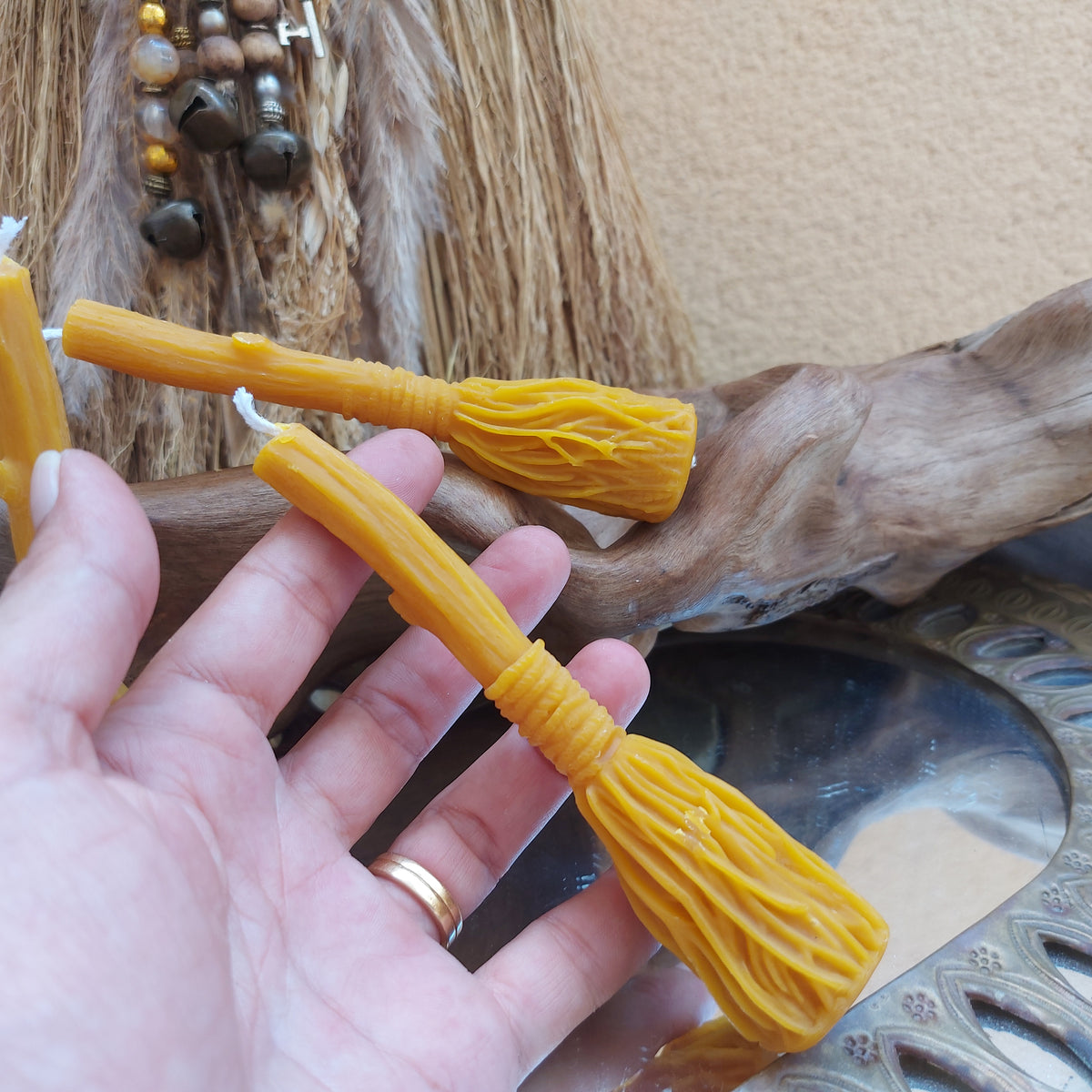 🧹Escoba de Bruja en Cera de Abeja